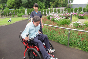 リハビリ庭園にて足こぎ車椅子を使用したリ
							ハビリ